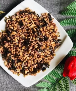 Hỗn hợp gạo lứt sấy rong biển với hạt, tạo thành món ăn vặt hấp dẫn.